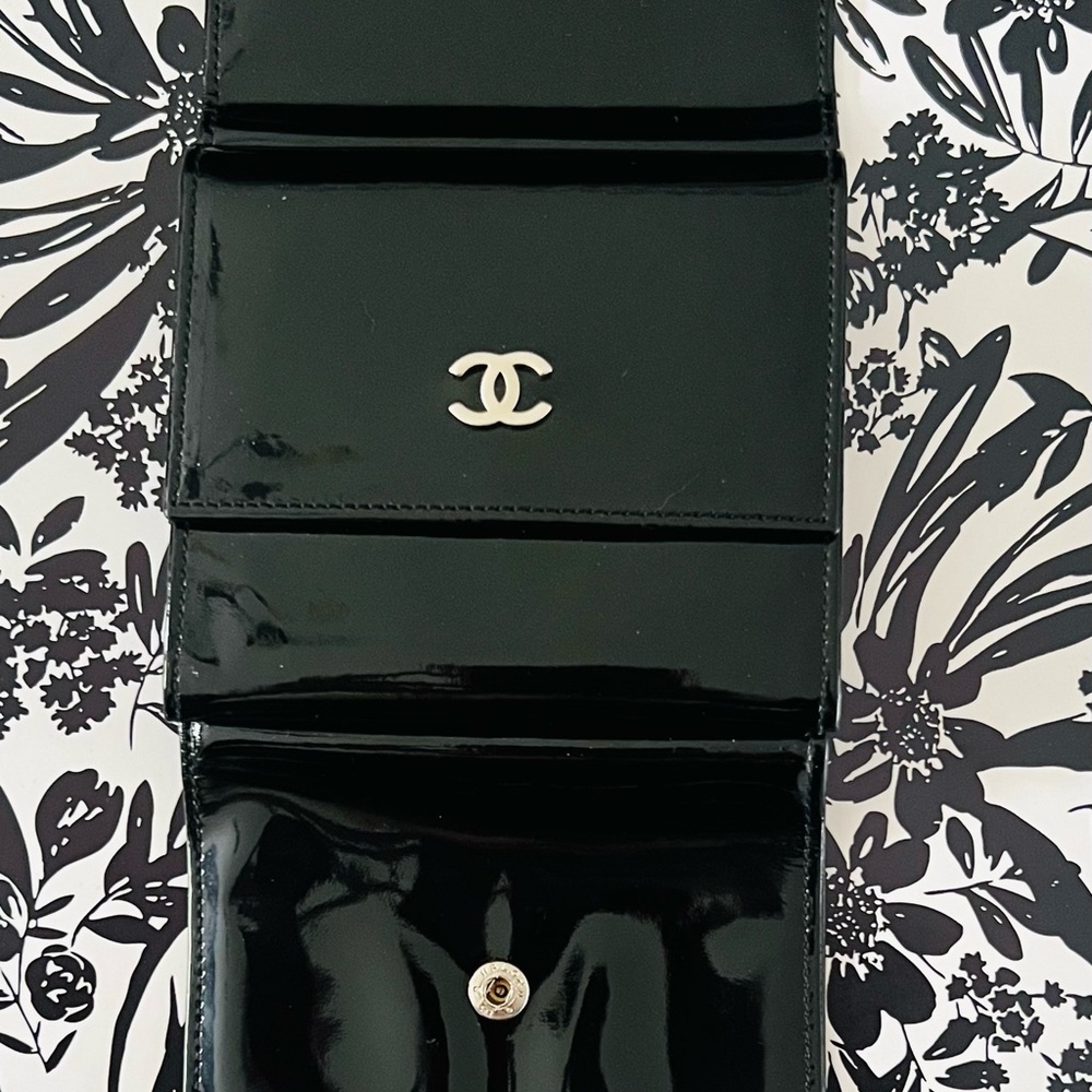 CHANEL Vintage Trifold Wallet Black Patent Leather - Picture 7 of 13
